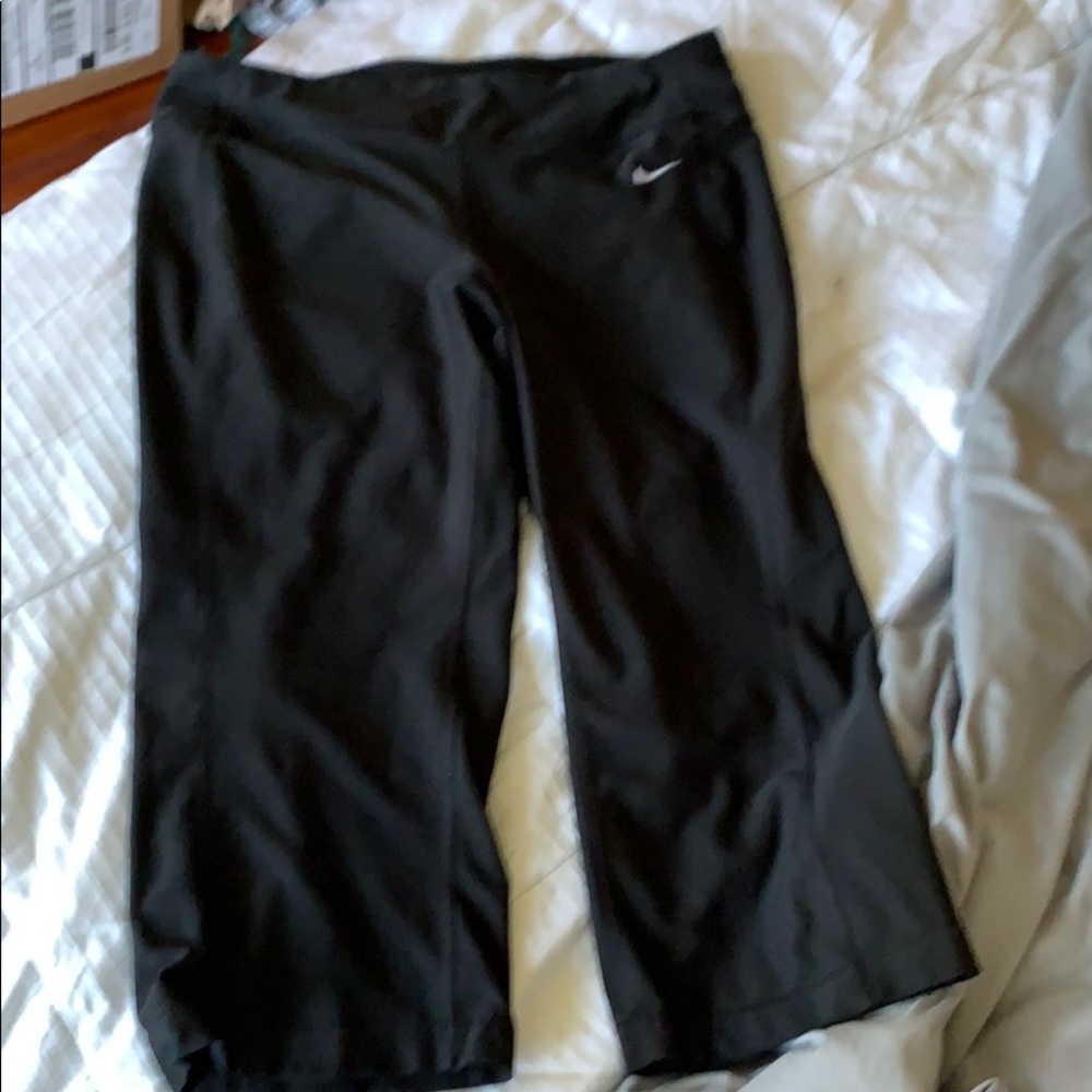 Nike Dry Fir Capri length athletic leggings